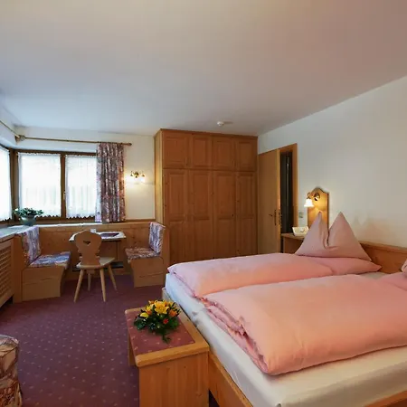 Hotel Garni Raetia 2*